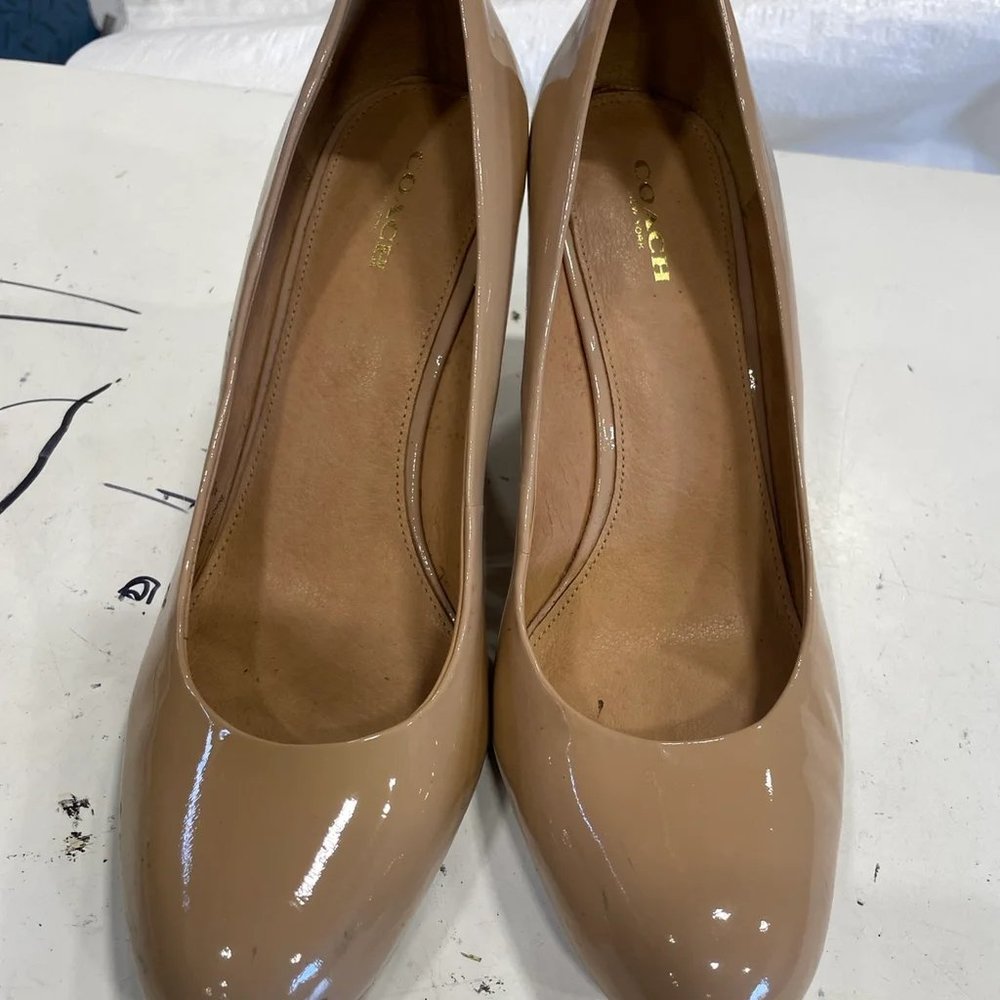 Coach women's beige faux leather pump round toe wedge heels size 9